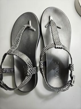 Vionic Women’s Metallic Gray Snake-Print T-Strap Sandals